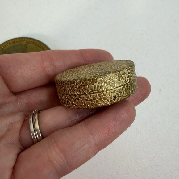 Vintage Elegant Gold Compact Mirror Pressed Powder Mini Pill Box Metal Embossed - Picture 10 of 14